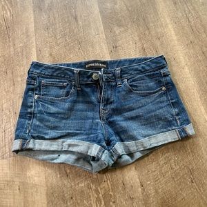 Express low-rise jean shorts (Size US: 4)